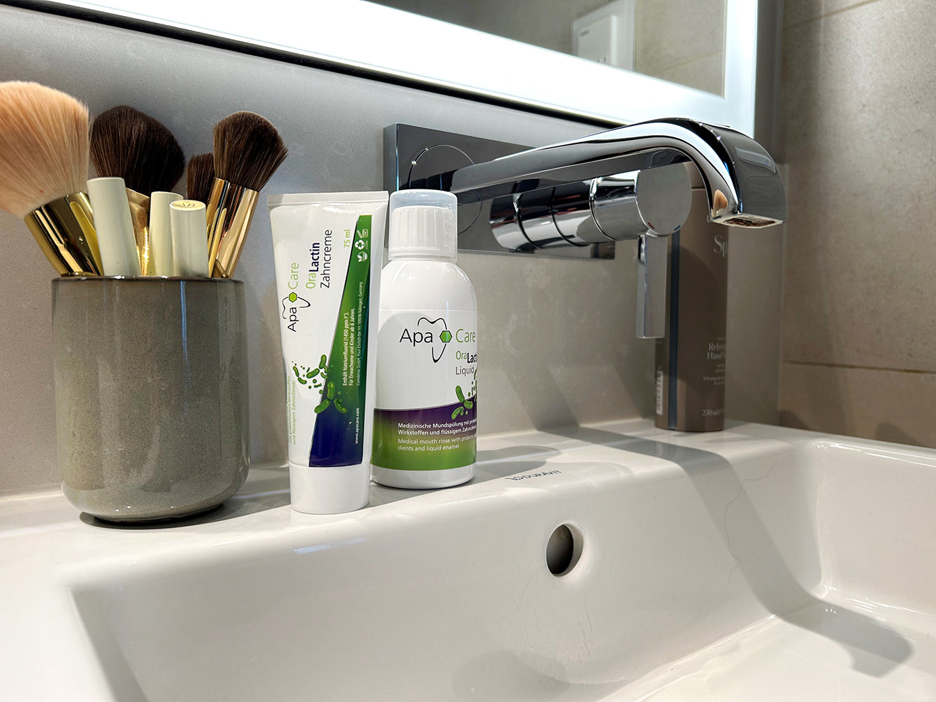 ApaCare oral care in an everyday setting